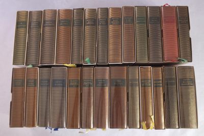 plusieurs livres sont empilés sur une table