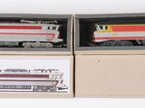 trois trains emballés, posés dans une boîte sur une surface blanche