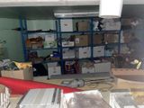une pièce avec beaucoup de boîtes et de cartons sur les étagères