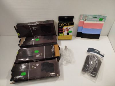 de nombreux objets posés sur une table blanche