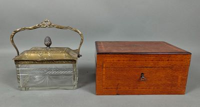 paire de boîtes anciennes en verre et en bois, munies de poignées