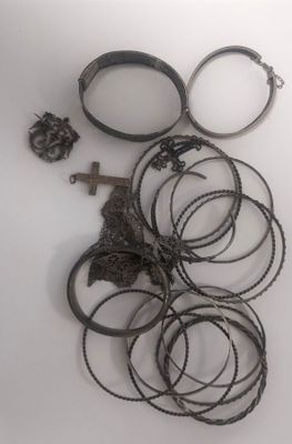 beaucoup de bracelets et une croix sur la table