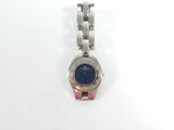 une image d'une montre-bracelet de femme sur une surface blanche