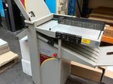 une machine posée sur le sol dans un entrepôt