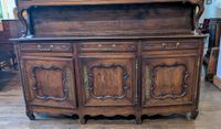 Vaisselier galbé en bois naturel mouluré sculpté, travail ré… (photo 2)