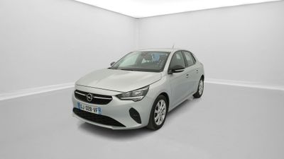 une voiture blanche dans une pièce blanche, avec une lampe au plafond