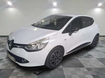 la voiture blanche est garée sur un sol en damier dans le garage