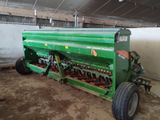 une grosse machine verte garée dans un bâtiment