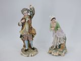 deux figurines représentant un homme et une femme avec un oiseau sur la tête