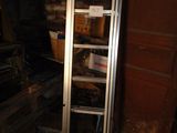 une échelle adossée au mur d'une pièce