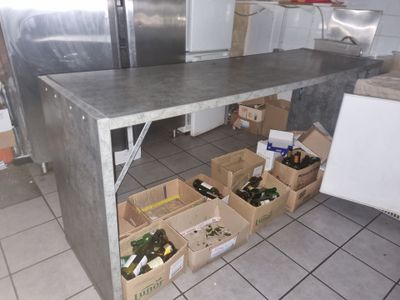des cartons de vin posés sur le plan de travail de la cuisine