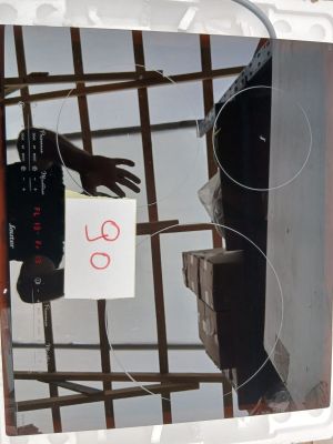 la photo d'une photo représentant une personne dans une cage
