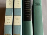 trois livres superposés sur une table