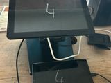 une tablette posée sur une table en bois