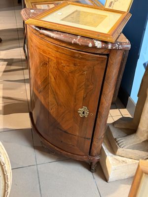 une armoire en bois surmontée d'un miroir