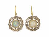 une photo d'une paire de boucles d'oreilles en oplite et en diamant