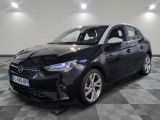 une voiture noire garée dans une pièce au sol en damier