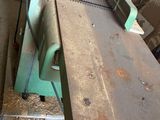 de nombreux morceaux de bois posés sur une table dans un atelier