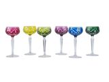 six verres à vin de couleurs différentes alignés les uns à côté des autres