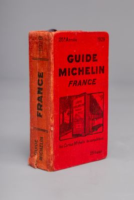 un livre rouge posé sur une table blanche