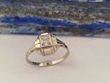 une bague en or avec un diamant serti au centre
