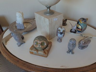 une table sur laquelle est posé un bol contenant diverses figurines