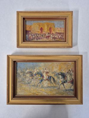 deux tableaux encadrés représentant des chevaux et des jockeys accrochés au mur