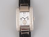 une image d'un gros plan d'une montre-bracelet sur une surface blanche