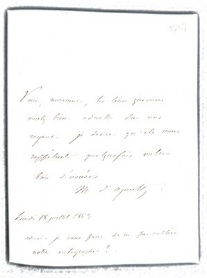 une vieille photo en noir et blanc représentant un bout de papier sur lequel figurent des inscriptions