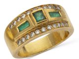 une bague en anneau sertie d'une émeraude et de diamants