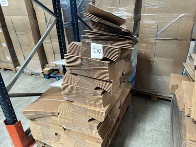 une grande pile de cartons dans un entrepôt