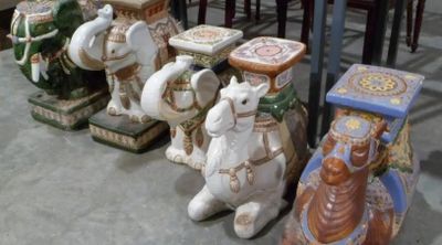 de nombreux vases posés par terre