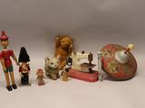 tout un tas de figurines posées sur une table