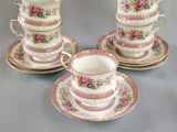 trois tasses à thé et leurs soucoupes sont posées sur une table