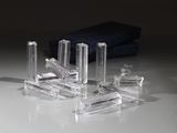 trois bougies transparentes posées sur une table, à côté d'une serviette