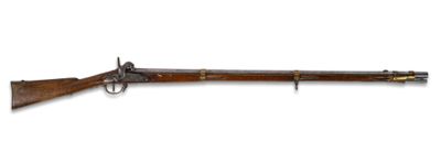 un vieux fusil avec un canon en bois et des garnitures en laiton