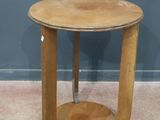 une photo d'une petite table en bois posée sur un sol recouvert de moquette