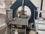 une machine qui déplace des cartons dans un entrepôt
