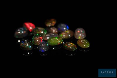 de très jolies perles de verre colorées sur un fond noir