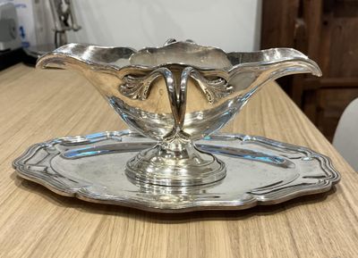 Saucière en métal argenté, modèle à filets contours et anses…