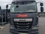 un gros camion garé dans un parking