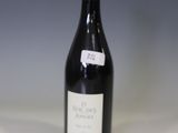une bouteille de vin posée sur une table