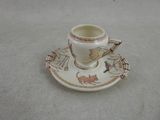 une petite tasse et une soucoupe posées sur une table