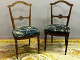 paire de chaises anciennes avec coussins rembourrés