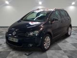 la photo d'une voiture noire garée dans un garage