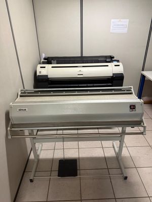 une machine placée au milieu d'une pièce