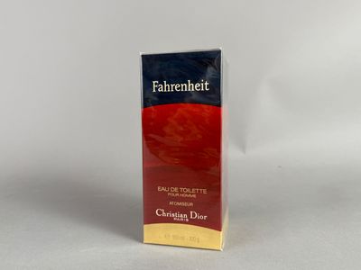 une photo d'un paquet de cigarettes posé sur une surface blanche