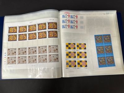 un livre ouvert avec des timbres, posé sur une table