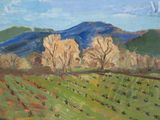 une peinture à l'huile représentant un champ vert avec des arbres et des montagnes en arrière-plan