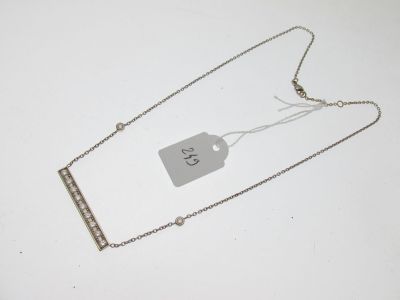 collier en métal argenté avec une étiquette de prix accrochée à sa chaîne